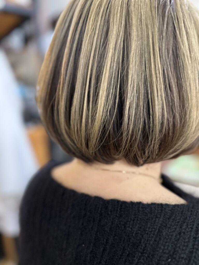 ハイライトやデザインカラーで白髪を楽しむ”